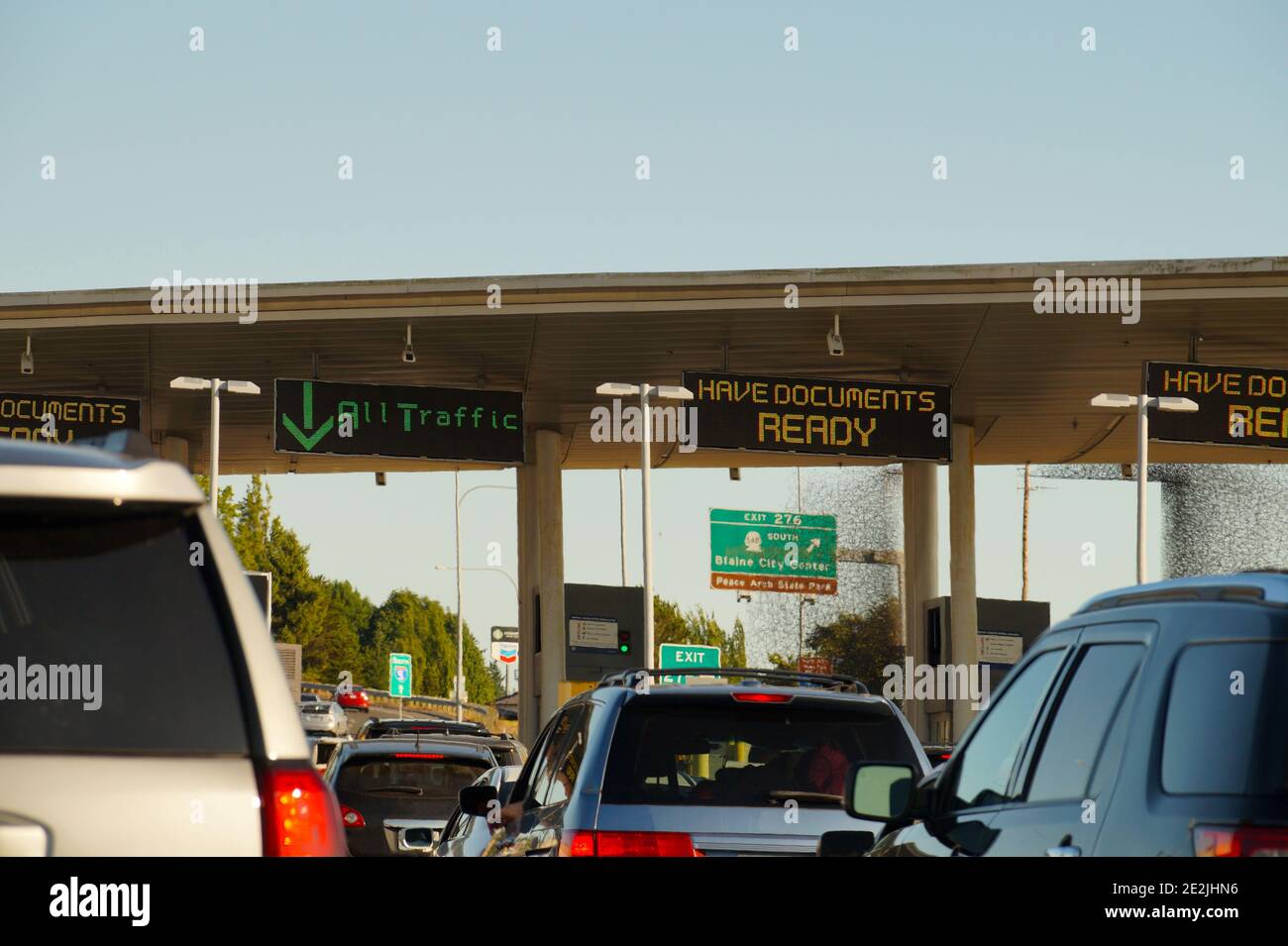 Heißer Tag, heiße Luft Wellen über heißen Autos. Autos, die an der Grenze zwischen Kanada und den Vereinigten Staaten warten. Stockfoto