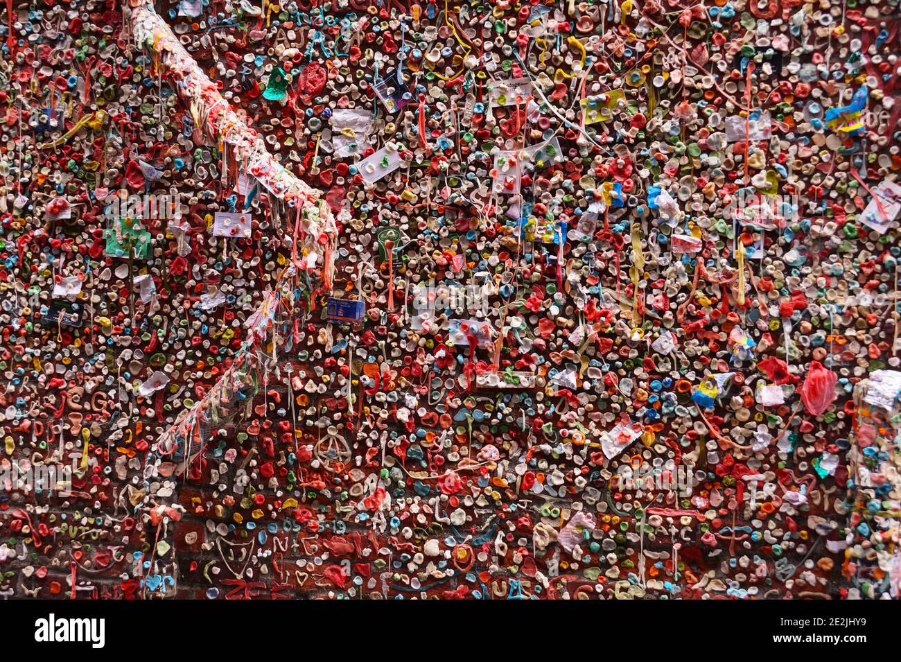 Gummiwand. Kaugummis blieben an der Wand hängen. Eine der Touristenattraktionen in Post Alley im Stadtzentrum von Seattle. Stockfoto