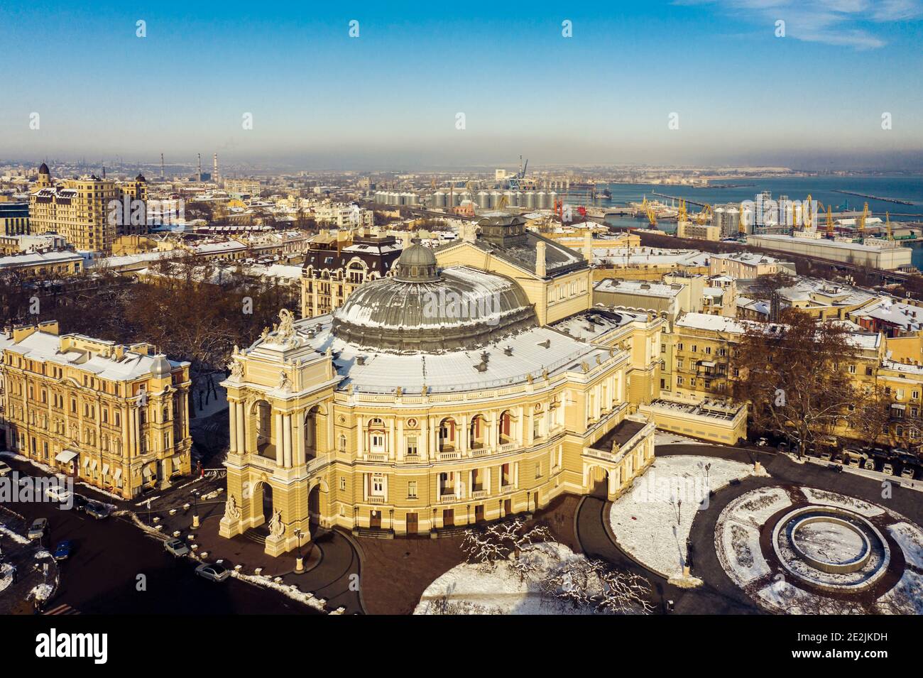 Luftpanorama des nationalen Opern- und Balletttheaters in Odessa Ukraine. Drohnenaufnahmen, Winterzeit und sonniger Tag. Stockfoto