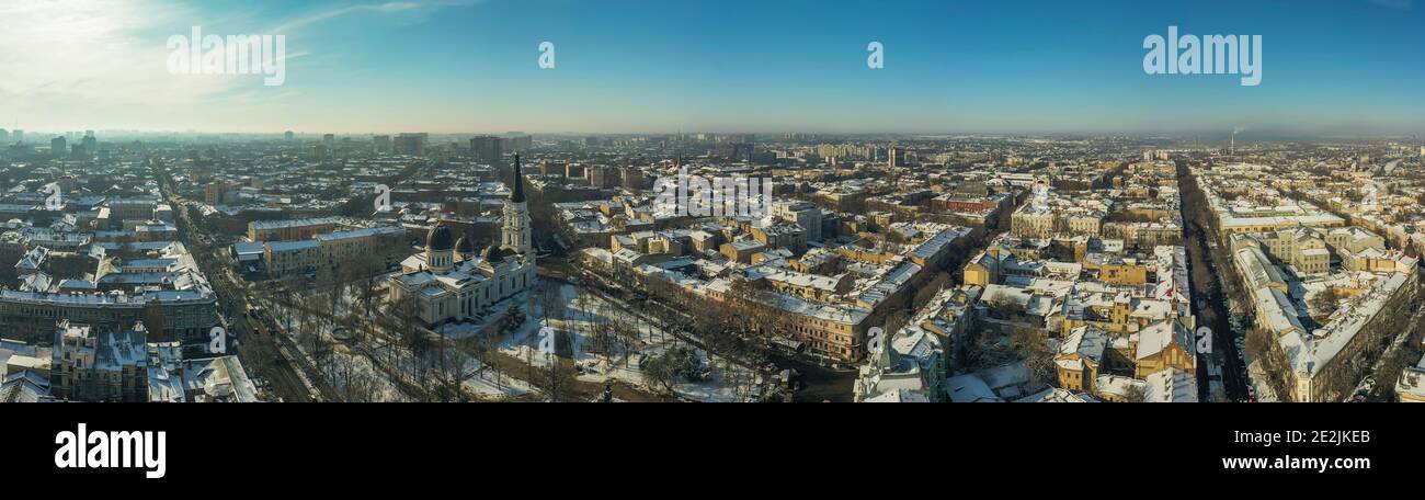 Luftpanorama der Innenstadt mit orthodoxer Kathedrale in Odessa, Ukraine. Drohnenaufnahmen und Winterzeit. Stockfoto