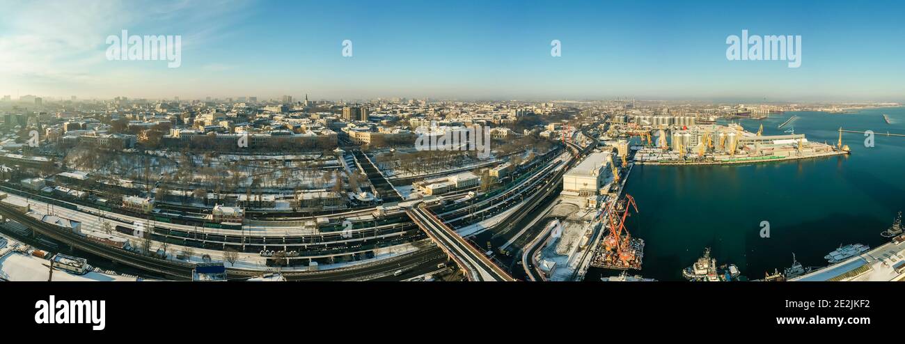 Panorama der Innenstadt mit Primorsky Boulevard und Seehafen in Odessa Ukraine. Drohnenaufnahmen, Morgenstunden und Winterlandschaft. Stockfoto