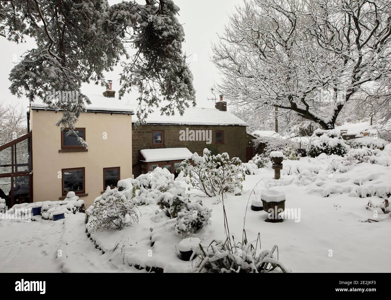 Bedeckt das Bauernhaus, Tiefschnee nach ganztägig Schneefall auf Moorland Kleinbetrieb in Nidderdale. Stockfoto