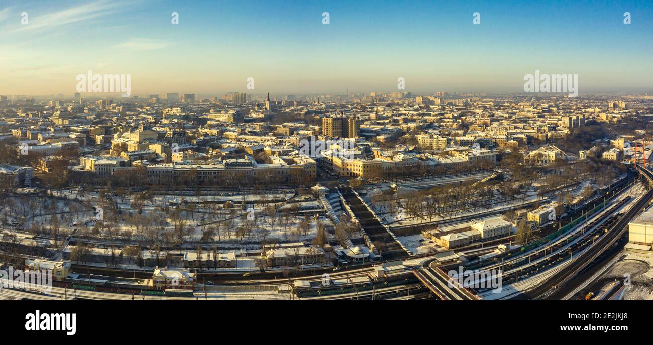 Panorama der Innenstadt mit Primorsky Boulevard und Seehafen in Odessa Ukraine. Drohnenaufnahmen und Winterlandschaft. Stockfoto