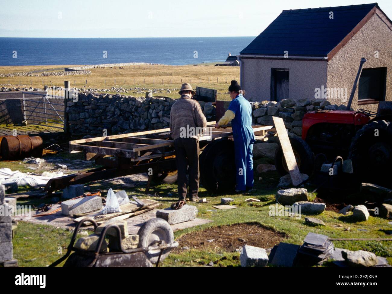 Foula Shetlands Schottland Männer Arbeiten Im Entlegensten Teil Großbritanniens Stockfoto