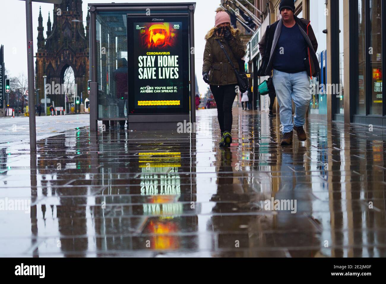 Edinburgh, Schottland, Großbritannien. 14. Januar 2021. Die Aussicht auf das Stadtzentrum von Edinburgh während der nationalen Sperre vor dem Klicken und Sammeln und Mitnehmen von Cafés und Restaurants sind nach Regeländerungen durch die schottische Regierung weiter eingeschränkt. Abb. NHS-Warnanzeige auf der Princes Street. Iain Masterton/Alamy Live News Stockfoto