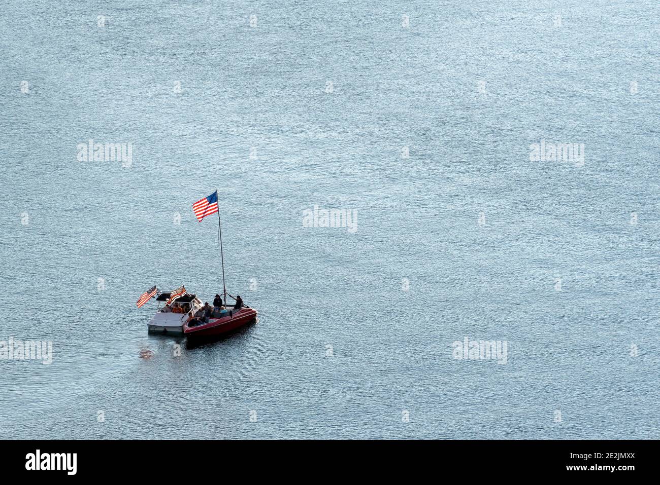 Motorboote mit amerikanischer Flagge, Wallowa Lake, Oregon. Stockfoto