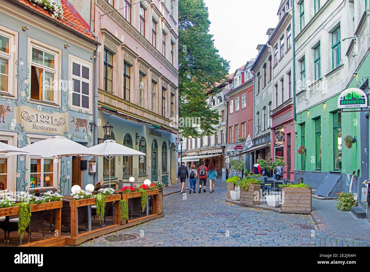 Kopfsteinpflasterstraße mit Restaurants und Cafés im historischen Stadtzentrum von Riga, der Hauptstadt Lettlands Stockfoto