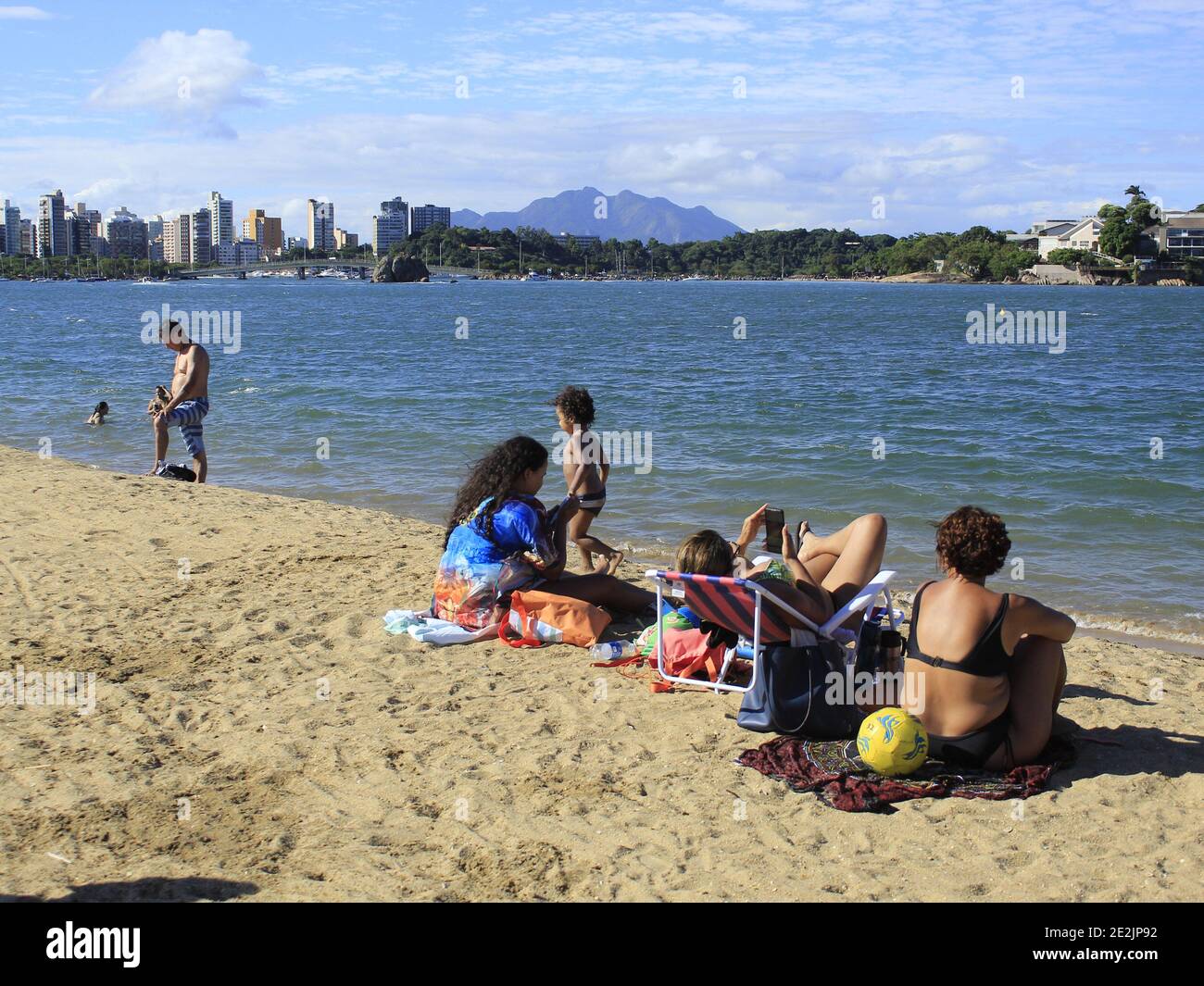 Vitoria, Espirito Santo, Brasilien. Januar 2021. Vitoria (es), 14/01/2021 - PRAIA CURVA da JUREMA - Movimentacao na Praia Curva na cidade de Vitoria no Espirito Santo, nesta quinta-feira Credit: Edson De Souza/TheNEWS2/ZUMA Wire/Alamy Live News Stockfoto
