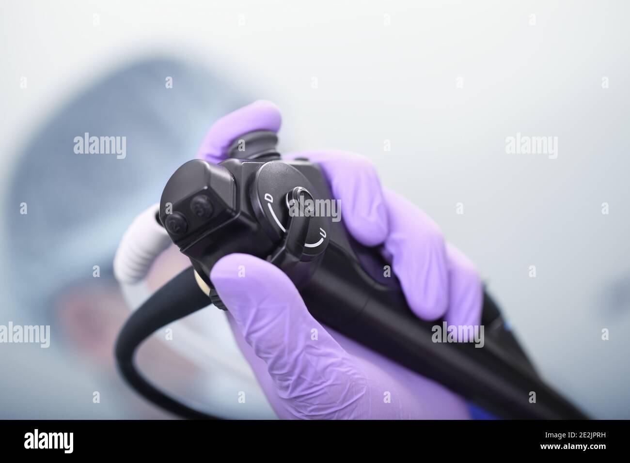 Bronchoskop in der Hand des Arztes während des Eingriffs Stockfoto