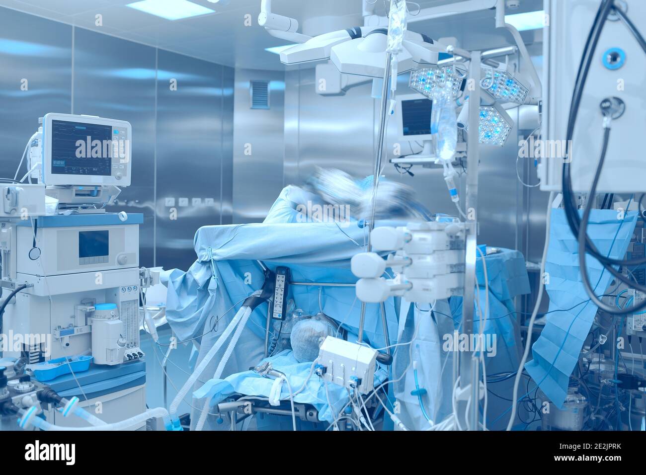 Operationssaal mit Geräten im Krankenhaus. Stockfoto