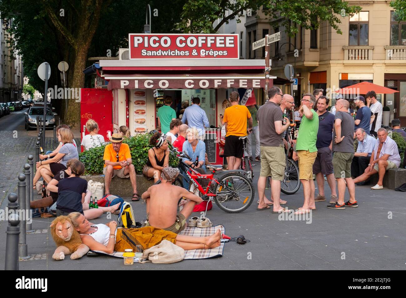 Der Kiosk "Pico-Buedchen" am Neusser Platz ist an schönen Tagen ein wichtiger Treffpunkt für die Bewohner des Agnesviertels. Stockfoto