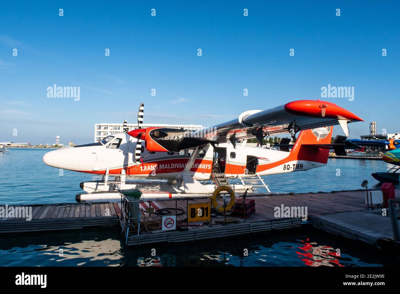 Männlich, Malediven, 20.11.2020. Trans Maldivian Airways Wasserflugzeug Twin Otter Series 400 an Wasserflugzeug Terminal angedockt. Stockfoto