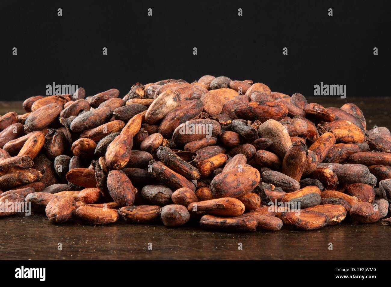 Aromatische rohe Kakaobohnen gestapelt. Stockfoto