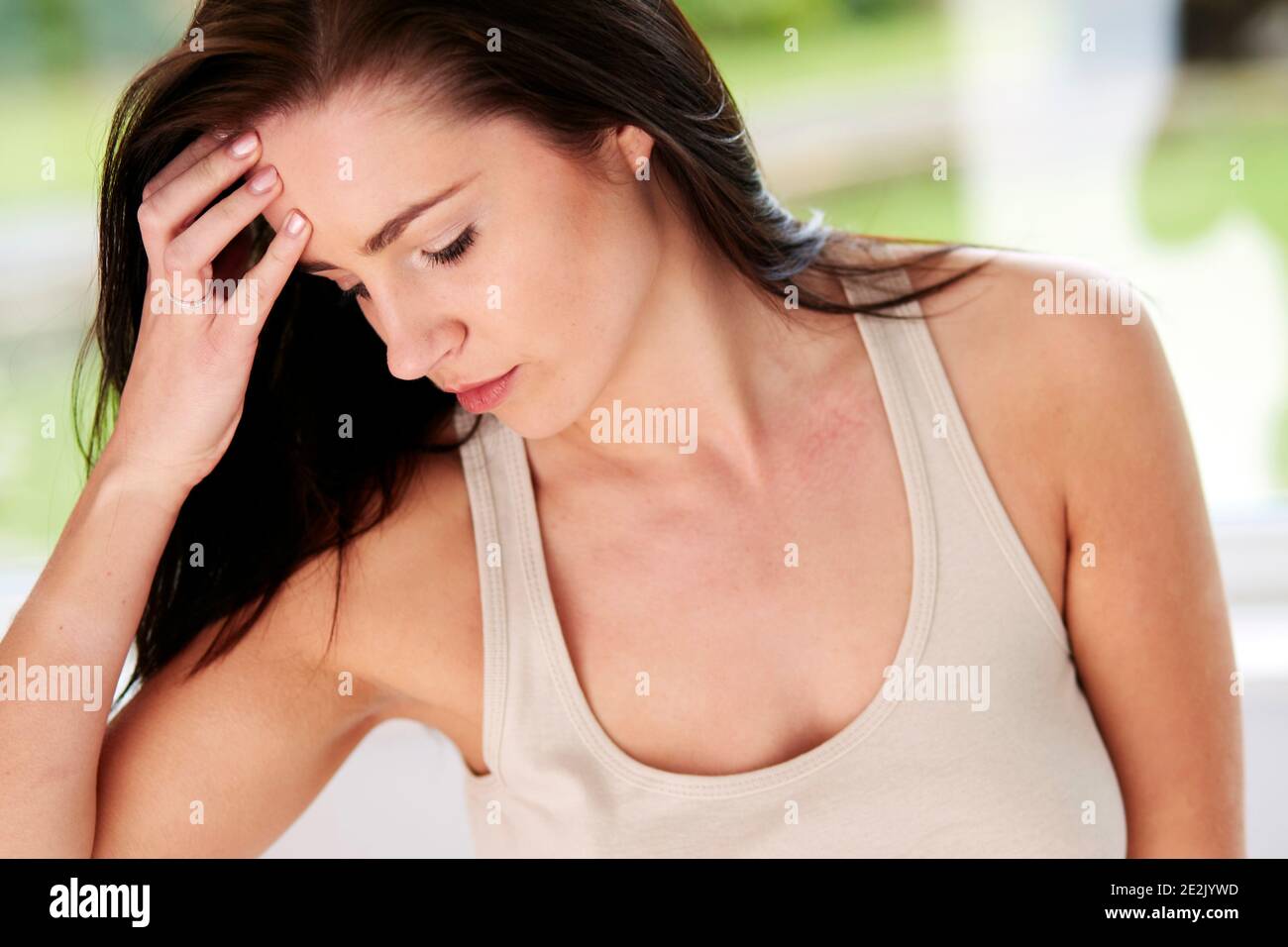 Frau mit Kopfschmerzen Stockfoto