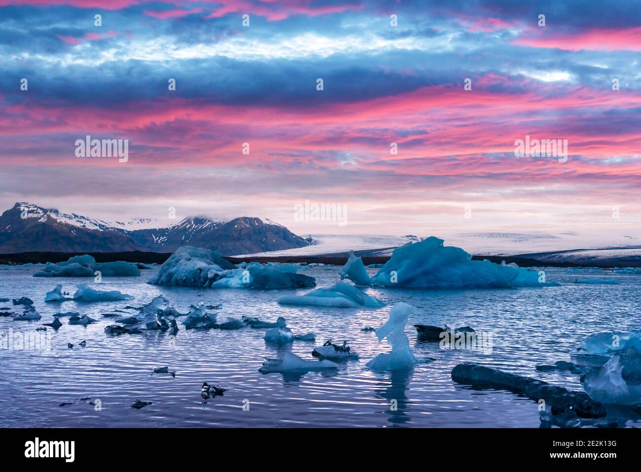 Rosa Sonnenuntergang und Eisberge in Jokulsarlon Gletscherlagune. Vatnajokull Nationalpark, Südostisland, Europa. Landschaftsfotografie Stockfoto