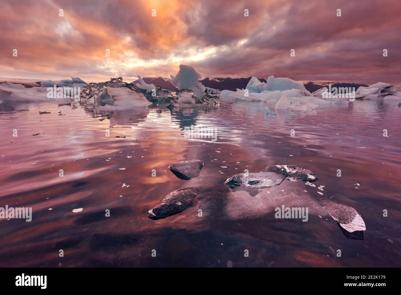 Orangefarbener Sonnenuntergang und Eisberge in der Jokulsarlon Gletscherlagune. Vatnajokull Nationalpark, Südostisland, Europa. Landschaftsfotografie Stockfoto