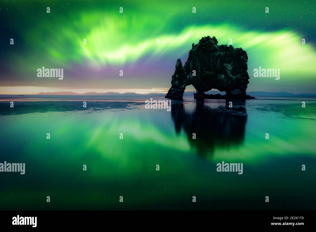 Aurora borealis (Nordlichter) über Basaltstapel Hvitserkur auf der Halbinsel Vatnsnes, Island. Landschaftsfotografie. Mit freundlicher Genehmigung der NASA. Fotocollage Stockfoto