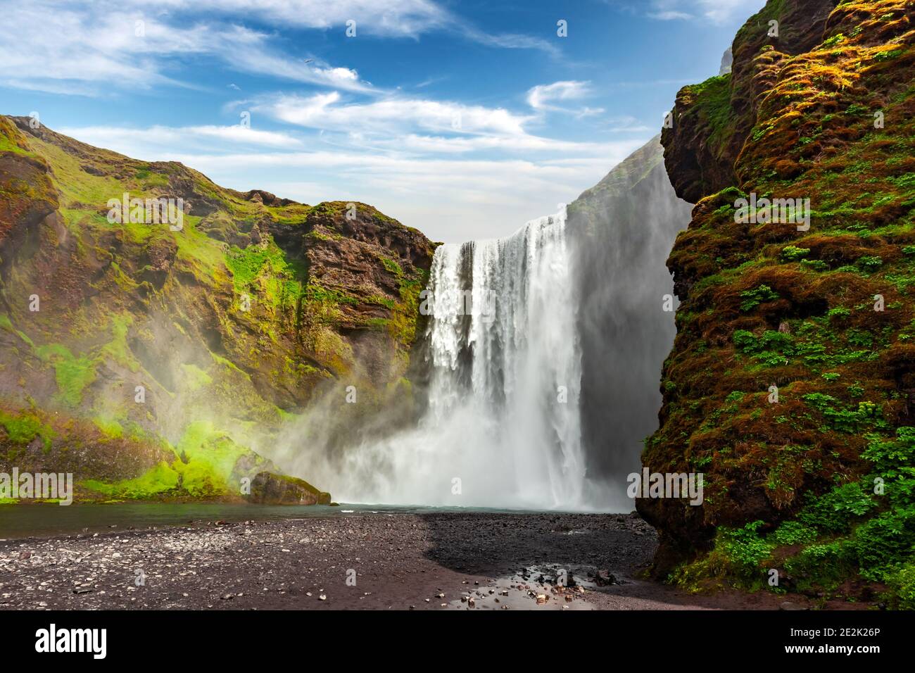 Unglaublicher Blick auf den berühmten Wasserfall Skogafoss am Skoga-Fluss. Island, Europa. Landschaftsfotografie Stockfoto