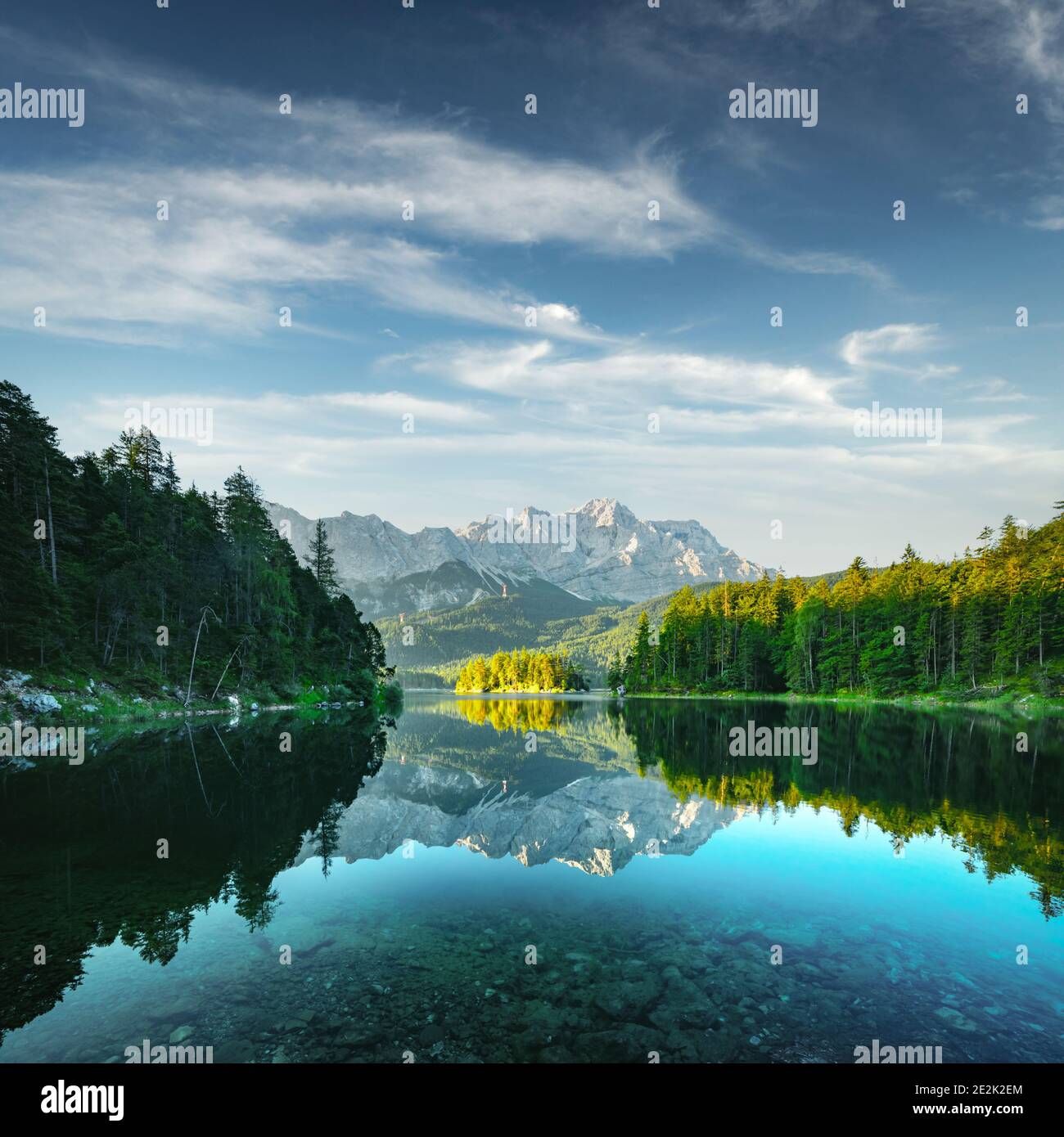 Fantastischer Blick auf den Eibsee, in Bayern, Deutschland. Dramatische ungewöhnliche Szene. Alpen, Europa. Landschaftsfotografie Stockfoto