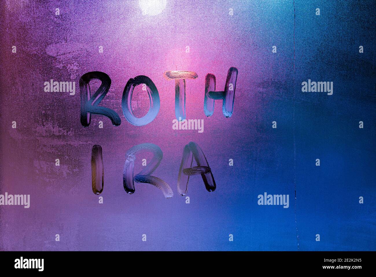 Die Worte roth ira - individuelles Rentenkonto - handgeschrieben auf nächtlicher nasser Fensterglasoberfläche. Die Idee wurde von Senator William Roth vorgeschlagen Stockfoto Die Worte roth ira - individuelles Rentenkonto - handgeschrieben auf nächtlicher nasser Fensterglasoberfläche. Die Idee wurde von Senator William Roth vorgeschlagen Stockfoto