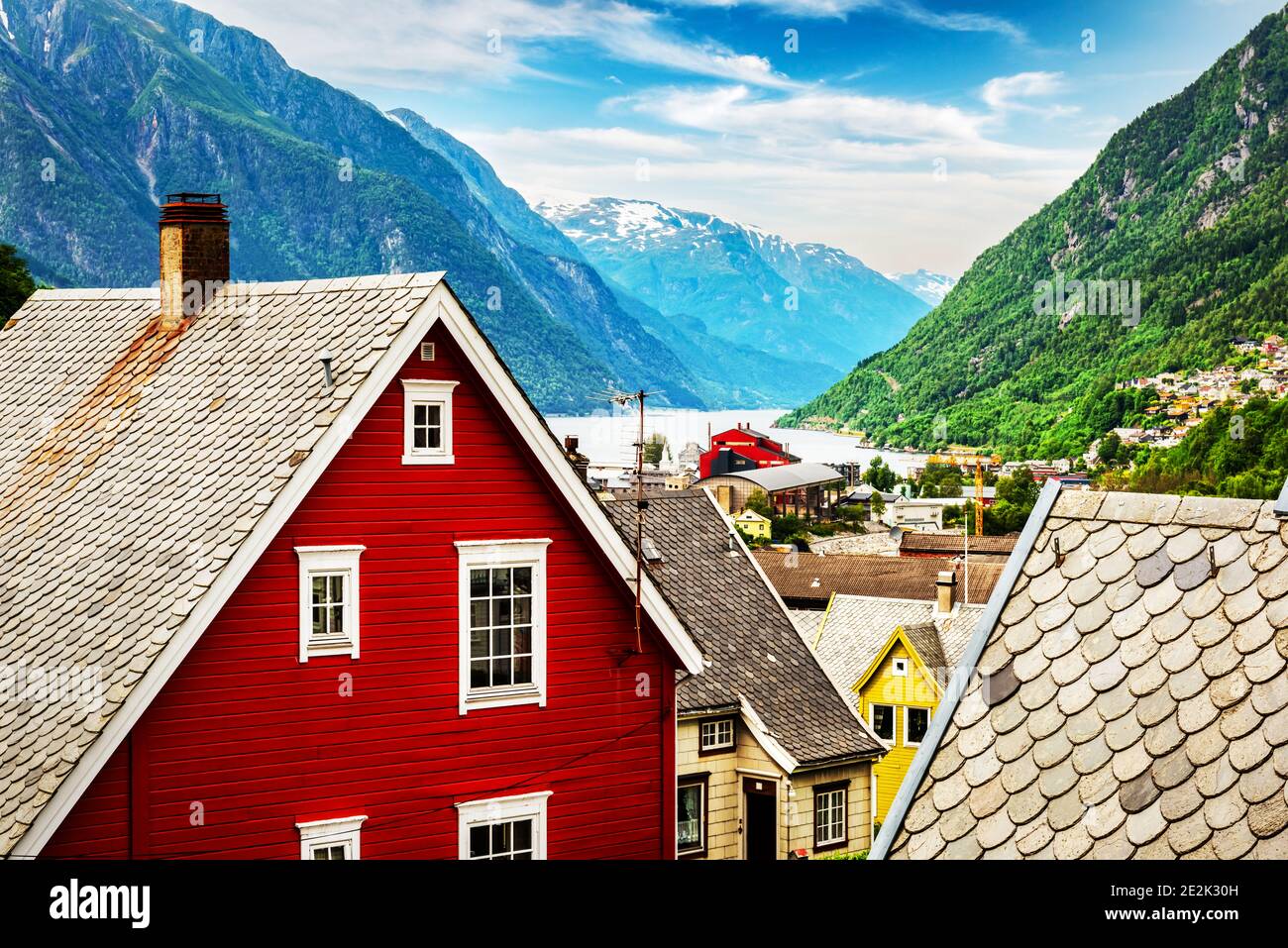 Typische norwegische Häuser in der Nähe von Fjord und schneebedeckten Bergen. Norwegen, Europa. Landschaftsfotografie Stockfoto