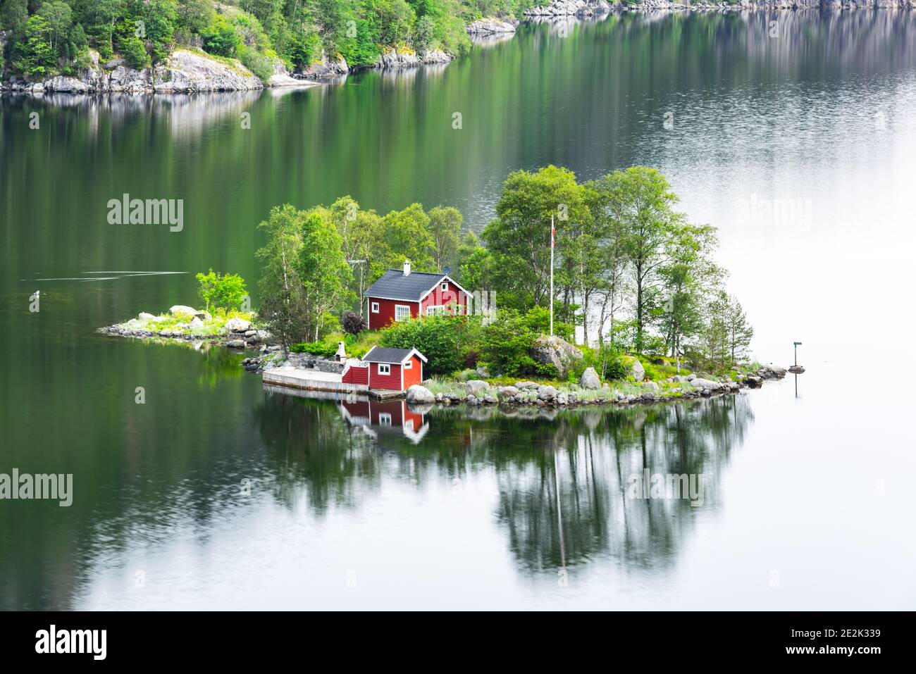 Atemberaubende Aussicht auf kleine Insel mit rotem Haus in Lovrafjord, Norwegen. Landschaftsfotografie Stockfoto
