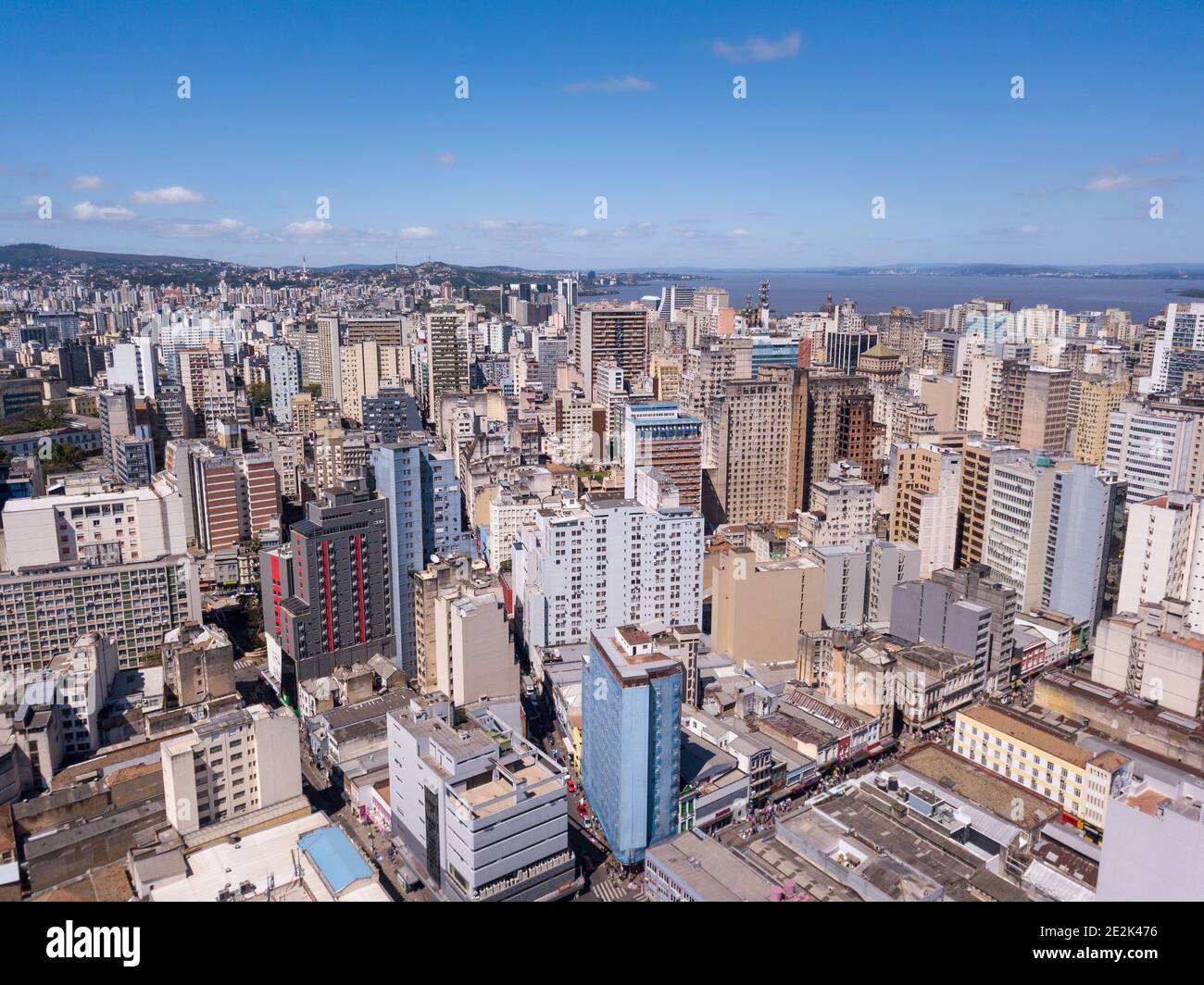 Drohne Luftaufnahme der Gebäude Skyline von Porto Alegre Stadt, Rio Grande do Sul Staat, Brasilien. Schöner sonniger Sommertag mit blauem Himmel. Konzept urban. Stockfoto