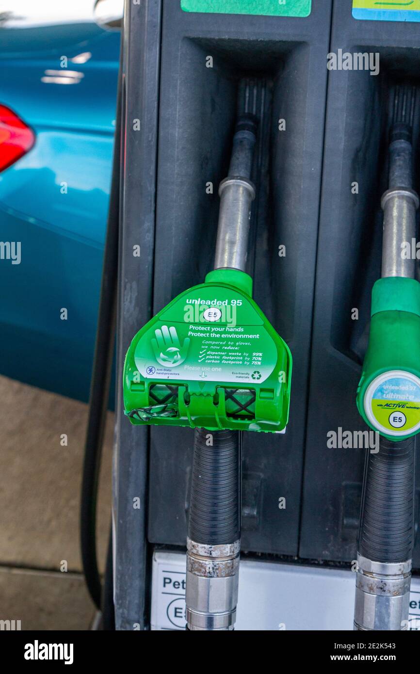 Die Benzinpumpe für bleifreies 95-Benzin in einer M&S-Tankstelle in Salisbury, Wiltshire, Großbritannien. Stockfoto