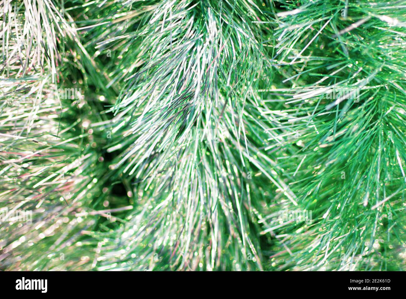 Grün glitzernde weihnachtliche Lametta Dekoration, weicher Fokus Stockfoto