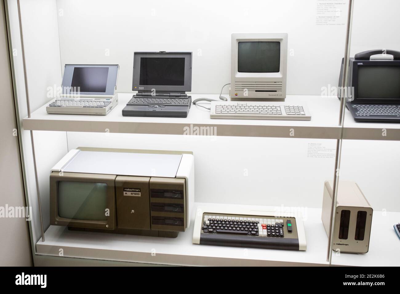 Eine Ausstellung von Vintage-Computern, darunter ein Macintosh SE, im Grassi Museum für angewandte Kunst in Leipzig. Stockfoto