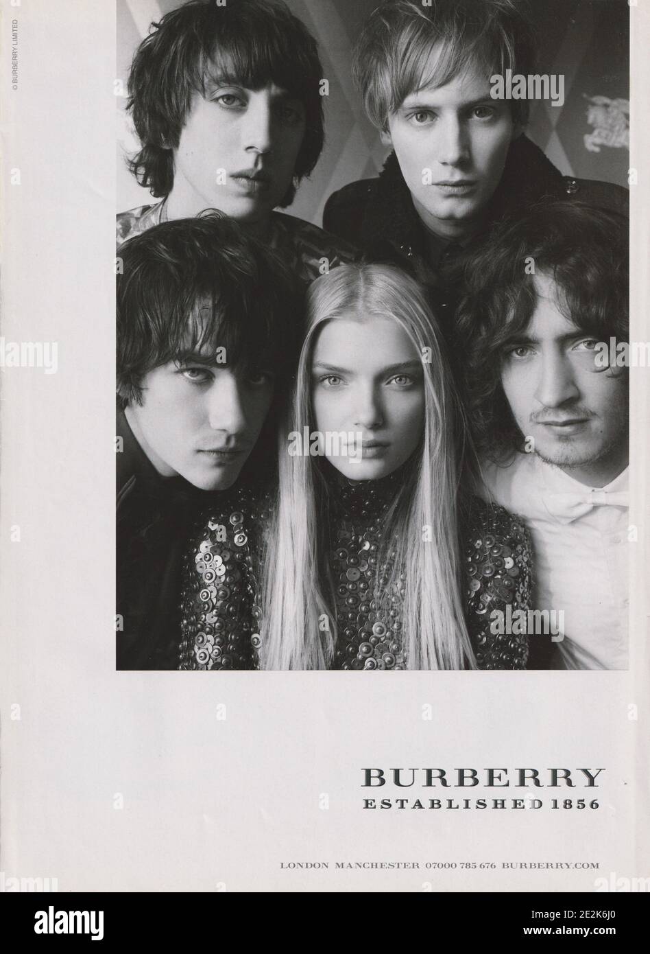 Plakat Werbung Burberry Fashion House in Papier-Magazin von 2007, Werbung, kreative Burberry 2000s Anzeige Stockfoto