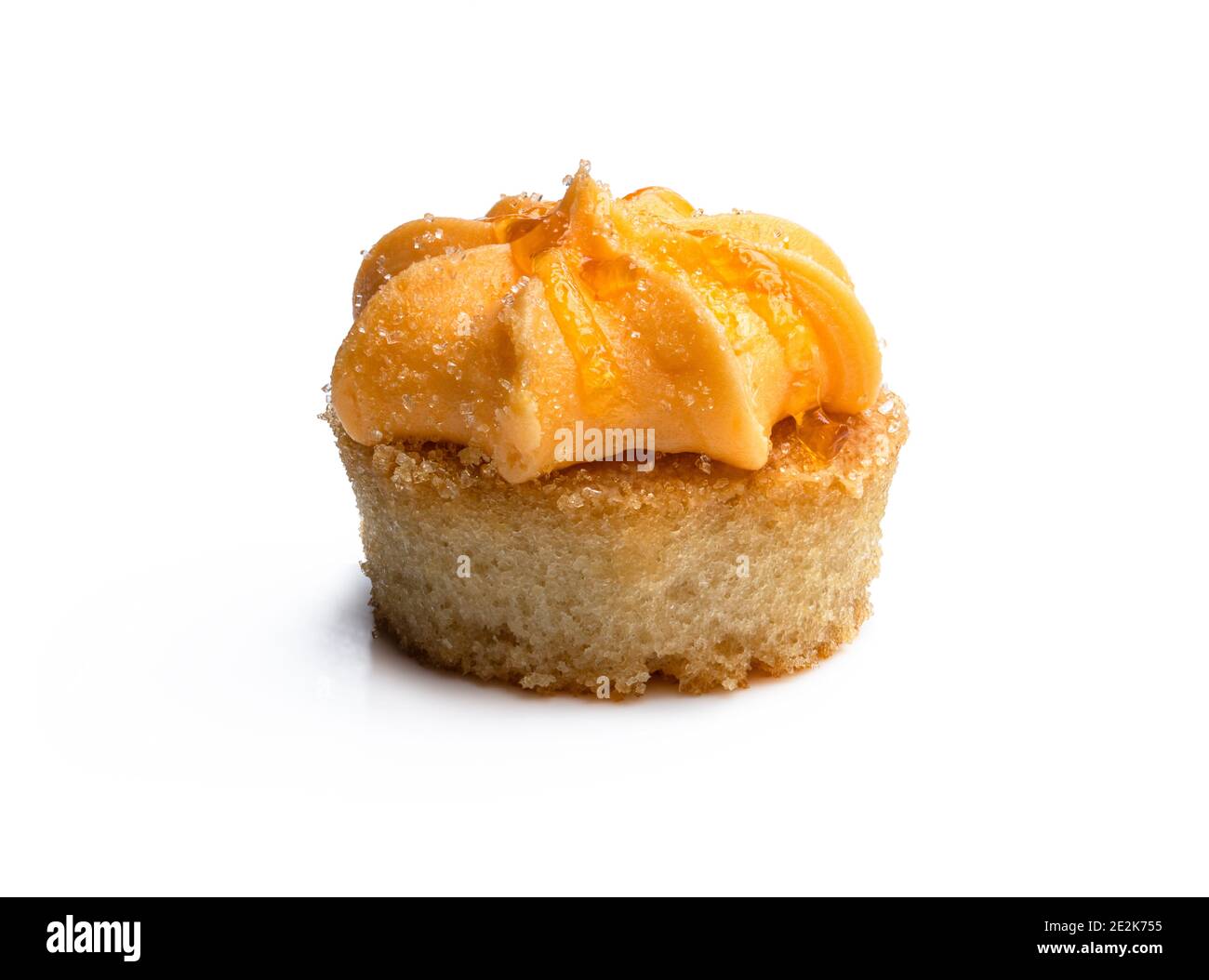 Mini-Biskuit mit Orange Buttercreme auf weiß isoliert gekrönt Stockfoto