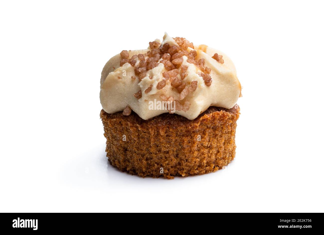 Mini-Biskuit mit Karamell Buttercreme auf weiß isoliert gekrönt Stockfoto
