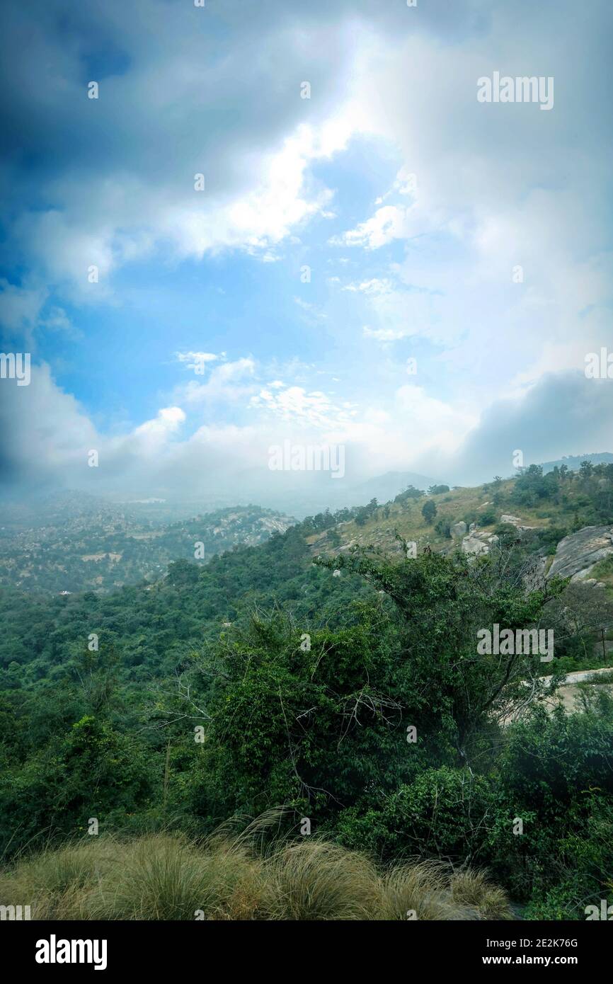 Grünes Tal und Bergkette mit launischen Himmel Stockfoto