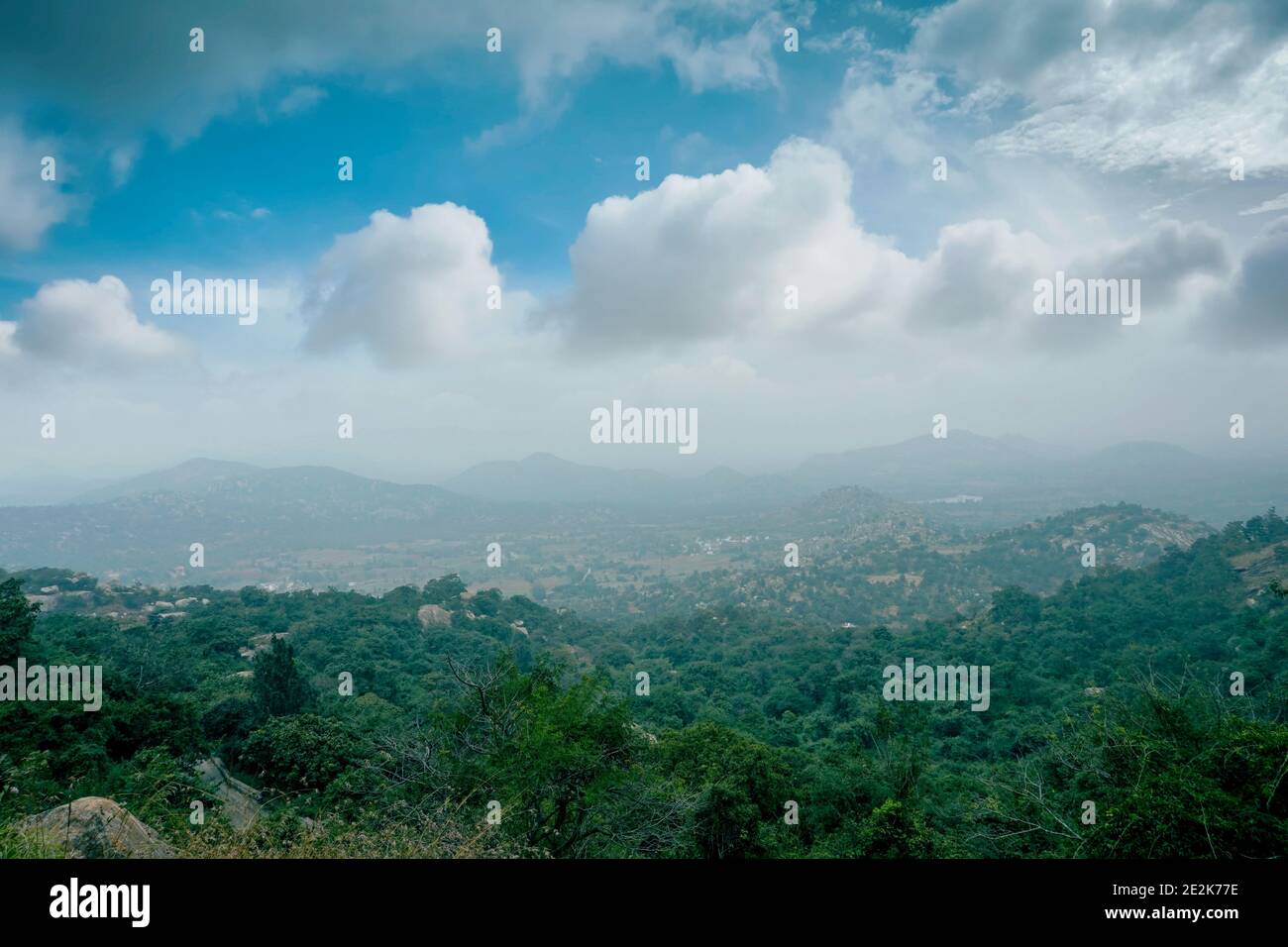 Grünes Tal und Bergkette mit launischen Himmel Stockfoto