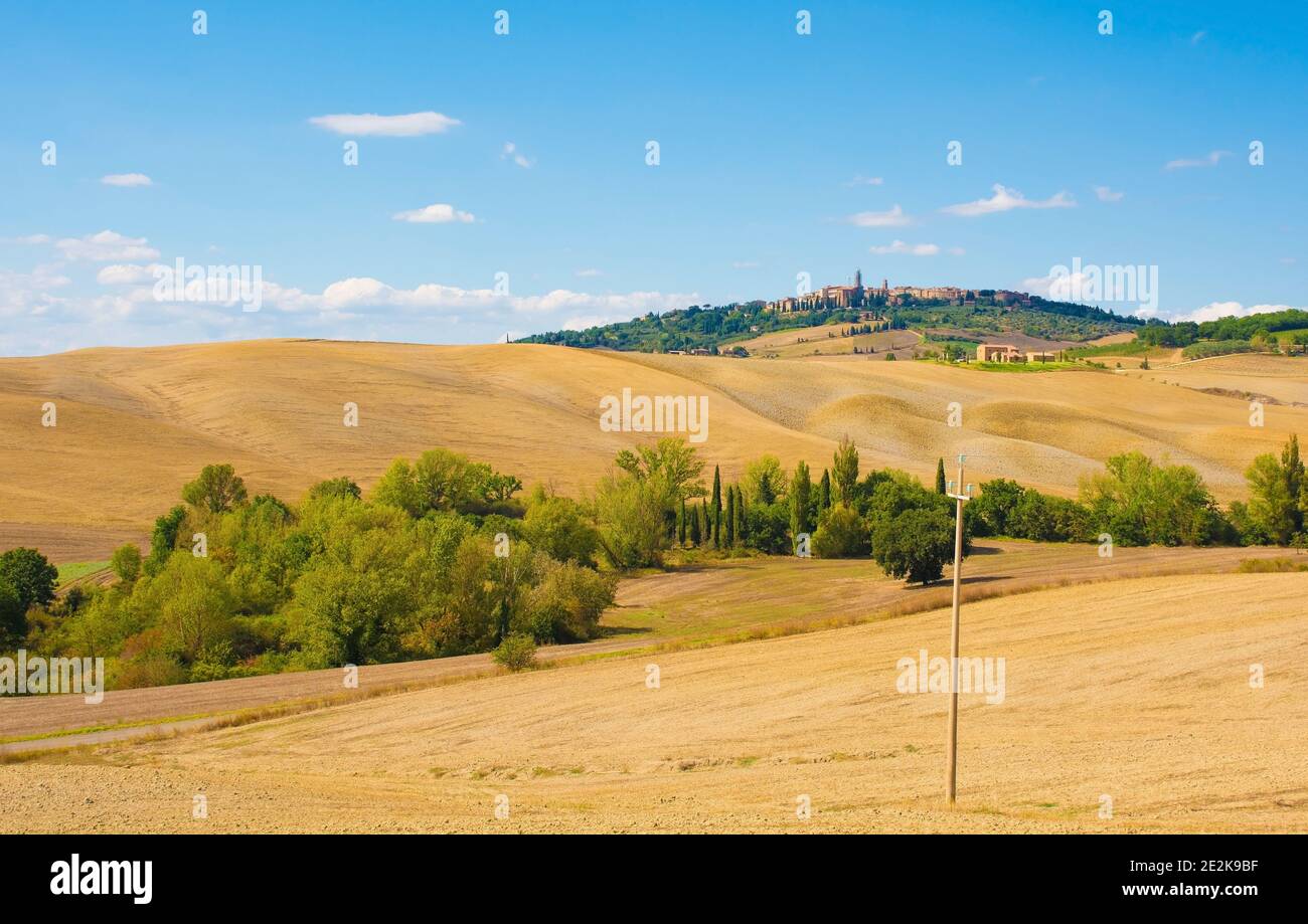 Die Spätsommerlandschaft rund um Monticchiello Ear Pieza im Val d'Orcia, Provinz Siena, Toskana, Italien. Monticchiello Dorf kann auf dem Hügel gesehen werden Stockfoto