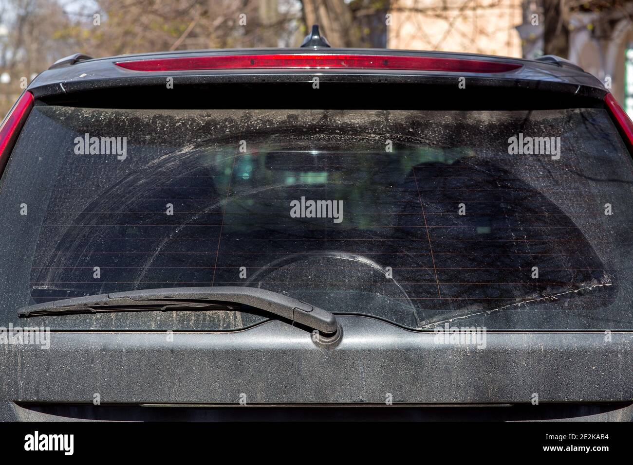 Windschutzscheibenwischer verschmutztes Auto von getrocknetem Schmutz auf  der Heckscheibe Stockfotografie - Alamy