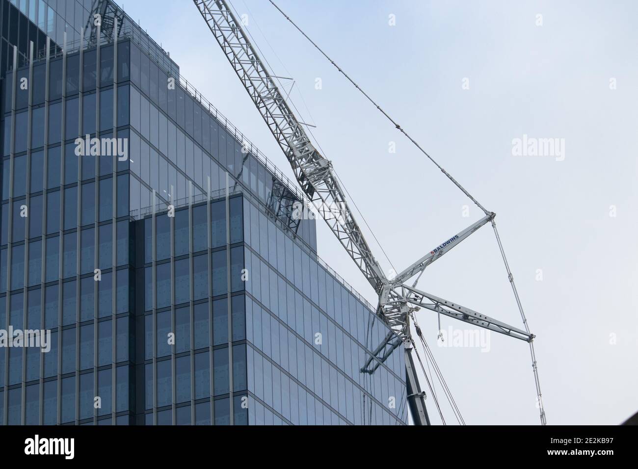 Bau der 103 Colmore Row, Birmingham. Es ist das höchste Gebäude von Birmingham, das Wolkenkratzer. Im Dezember 2020 und Januar 2021 wurde ein 1,000 Tonnen Kran mit einem 100m Ausleger, der einzige seiner Art, während der Konstruktion verwendet. Stockfoto
