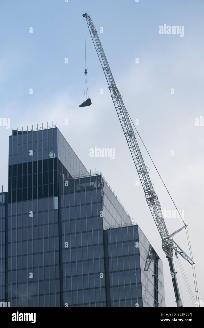 Bau der 103 Colmore Row, Birmingham. Es ist das höchste Gebäude von Birmingham, das Wolkenkratzer. Im Dezember 2020 und Januar 2021 wurde ein 1,000 Tonnen Kran mit einem 100m Ausleger, der einzige seiner Art, während der Konstruktion verwendet. Stockfoto