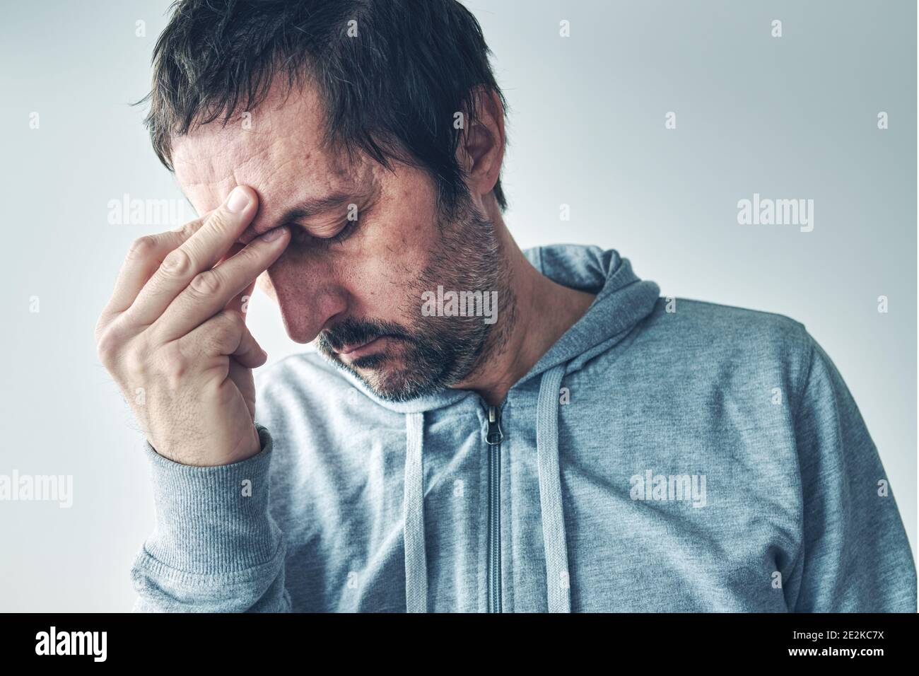 Kater Kopfschmerzen, Mann leidet unter starken Schmerzen in der Stirn am Morgen nach dem Konsum von Alkohol Stockfoto