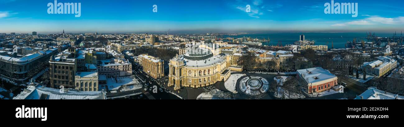 Luftpanorama der Innenstadt von Odessa, Ukraine mit Oper und Ballett-Theater . Drohnenaufnahmen, Winterzeit und sonniger Tag. Stockfoto