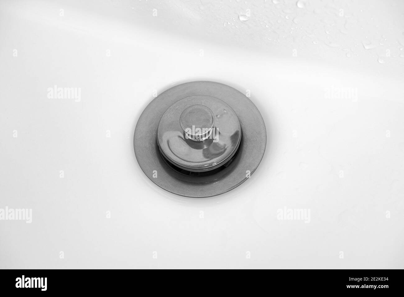 Nahaufnahme eines Abflusses im Waschbecken. Schwarz und Weiß. Stockfoto