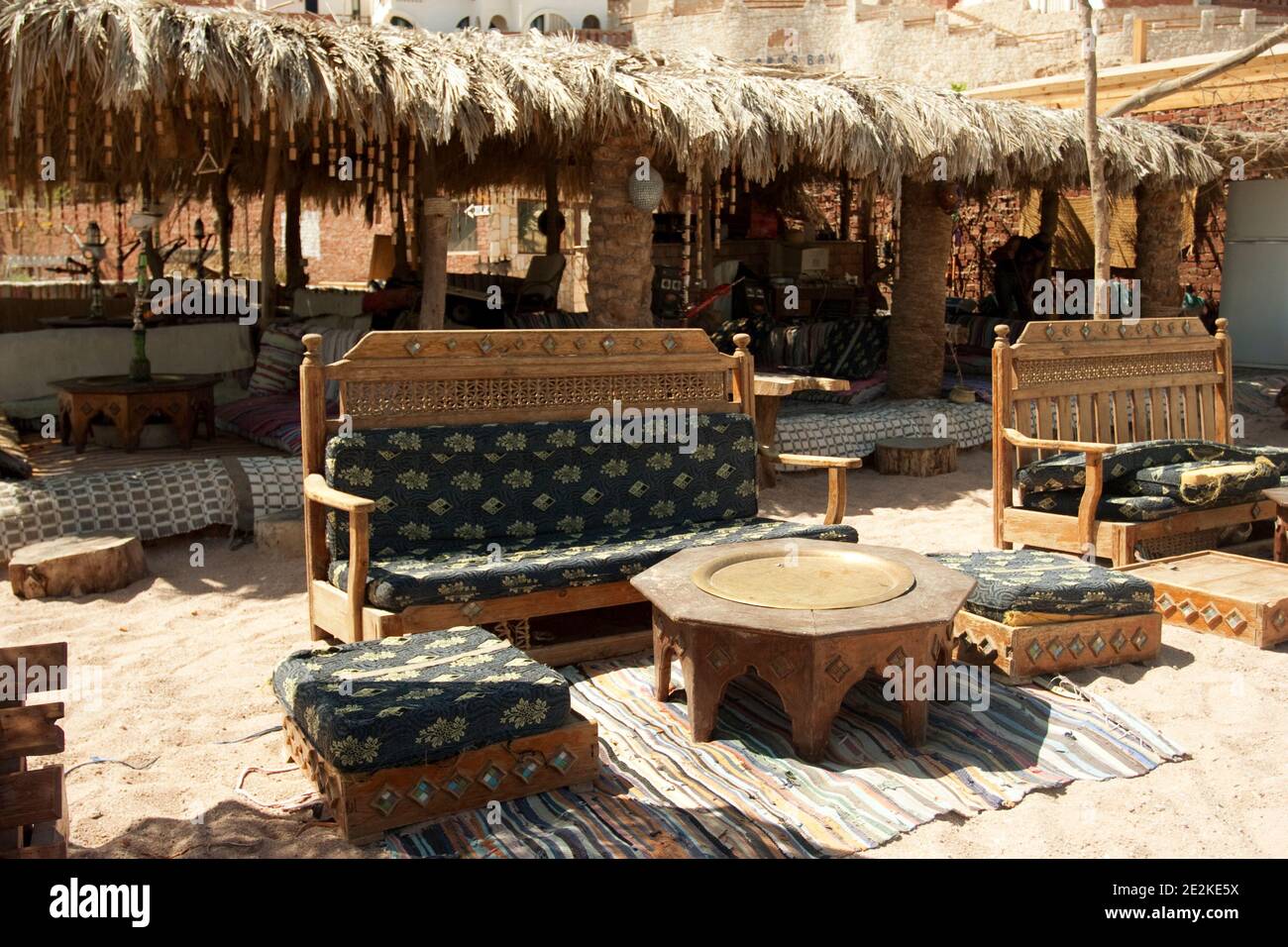 Exotisches straßencafé im arabischen Stil mit Vintage-Sofa, Tisch und Stühlen bei strahlender Sonne in Ägypten, niemand Stockfoto