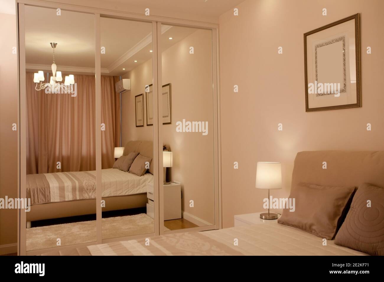 Epmty minimalistischen Interieur Hintergrund, Schlafzimmer, modernes Apartment mit großen Spiegeln, Doppelbett, Lichter auf, niemand, mit Kopie Raum, horizontal Stockfoto