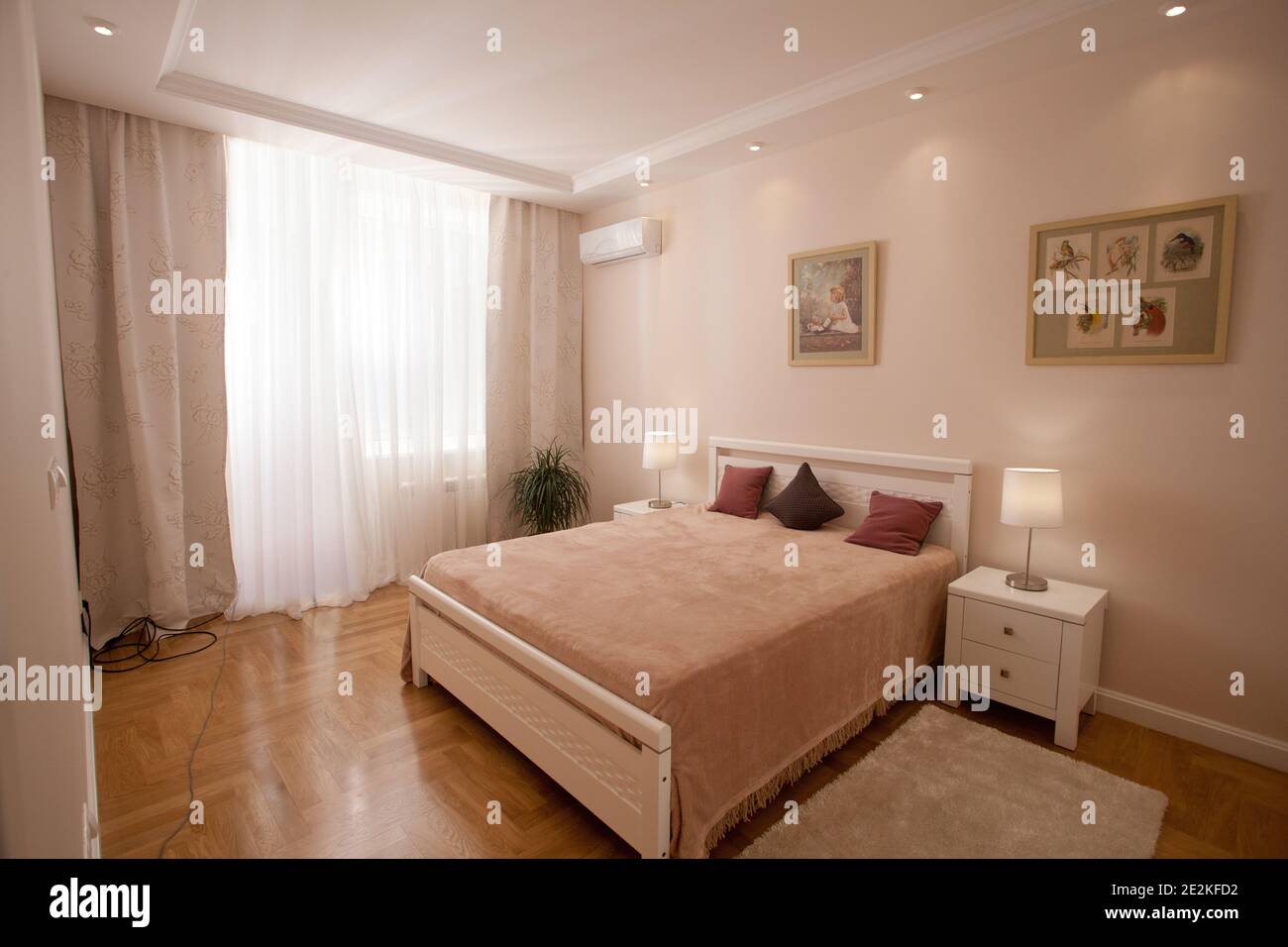 Epmty minimalistischen Interieur Hintergrund, Schlafzimmer, modernes Apartment mit großen Spiegeln, Doppelbett, Lichter auf, niemand, mit Kopie Raum, horizontal Stockfoto