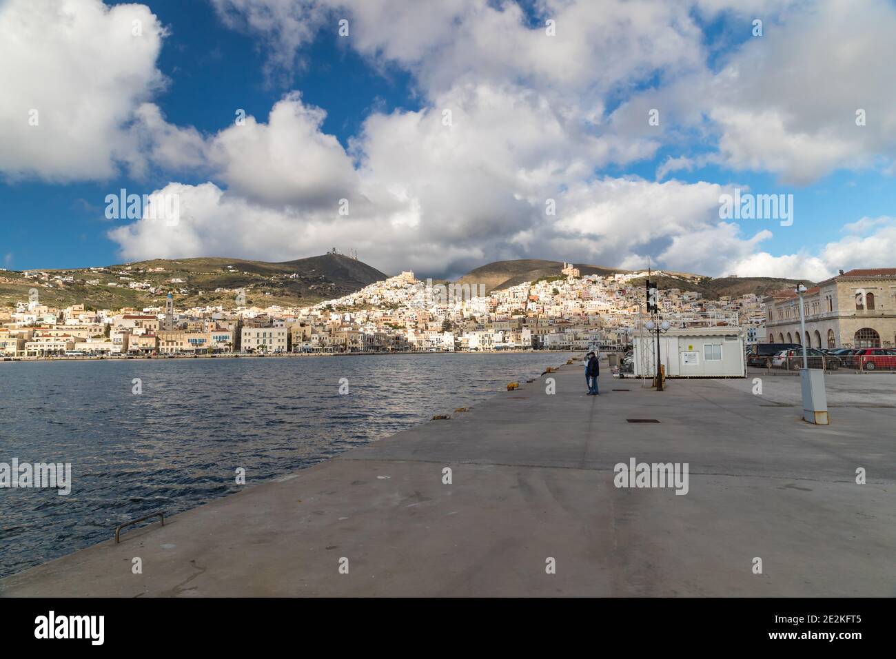 Ermoupolis: 14. Januar. Stadtbild Blick auf den Haupthafen von Ermoupolis mit zwei Personen, die Masken tragen und Fotos machen.Ermoupolis , Syros, 2021 Stockfoto