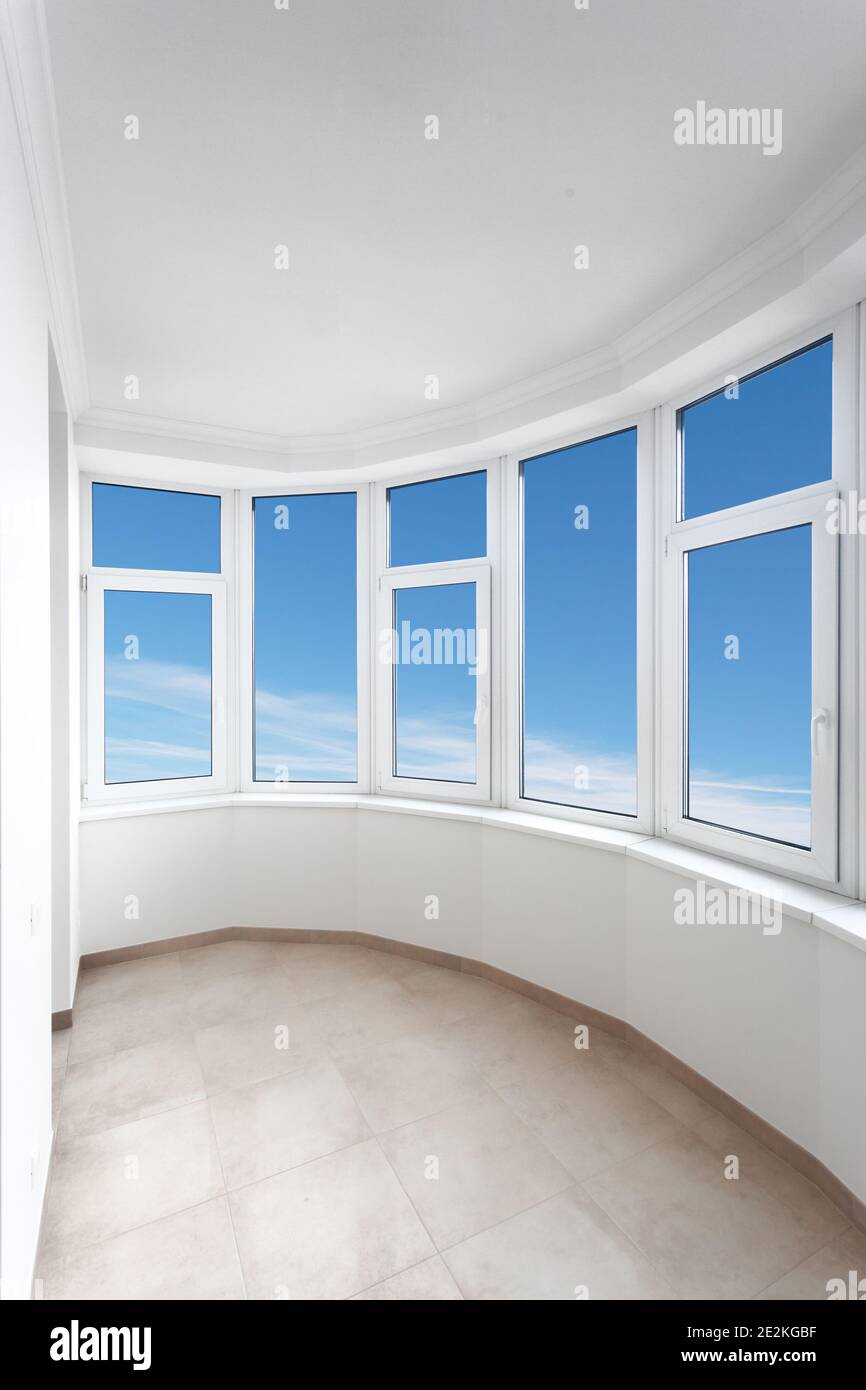 Epmty minimalistischen Innenraum Hintergrund, Balkon der modernen Wohnung mit Panoramafenstern, niemand, mit Kopierraum, vertikal Stockfoto Epmty minimalistischen Innenraum Hintergrund, Balkon der modernen Wohnung mit Panoramafenstern, niemand, mit Kopierraum, vertikal Stockfoto