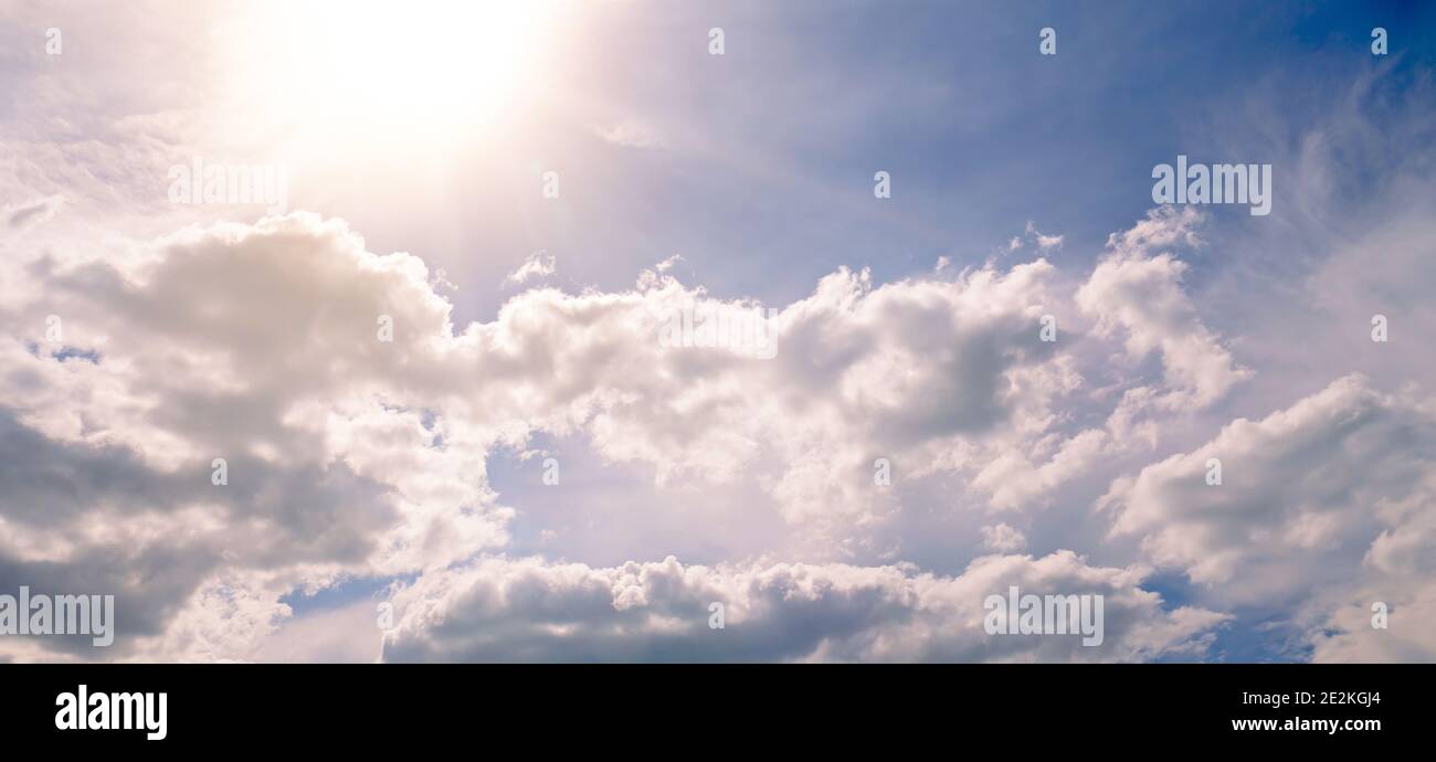 Panorama-Foto helle Sommersonne in blauem Himmel mit weißen Wolken. Stockfoto