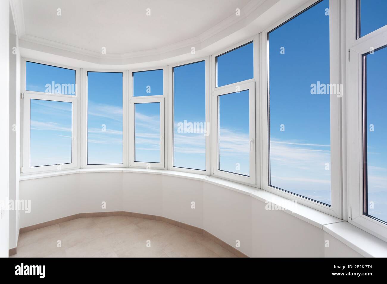 Epmty minimalistischen Innenraum Hintergrund, Balkon der modernen Wohnung mit Panoramafenstern, niemand, mit Kopierraum, vertikal Stockfoto Epmty minimalistischen Innenraum Hintergrund, Balkon der modernen Wohnung mit Panoramafenstern, niemand, mit Kopierraum, vertikal Stockfoto