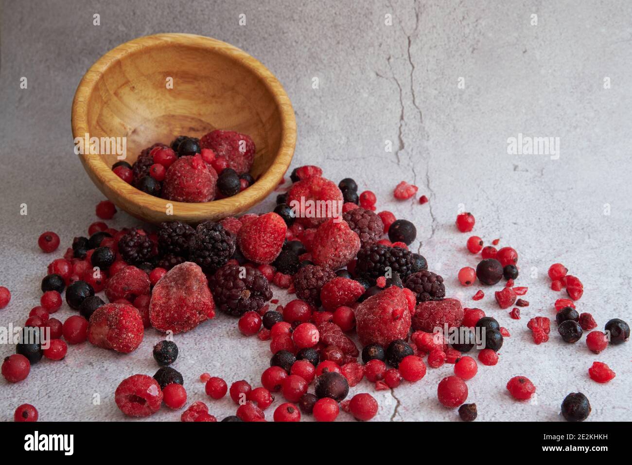 Gemischte rote Beeren in loser Schüttung Stockfoto